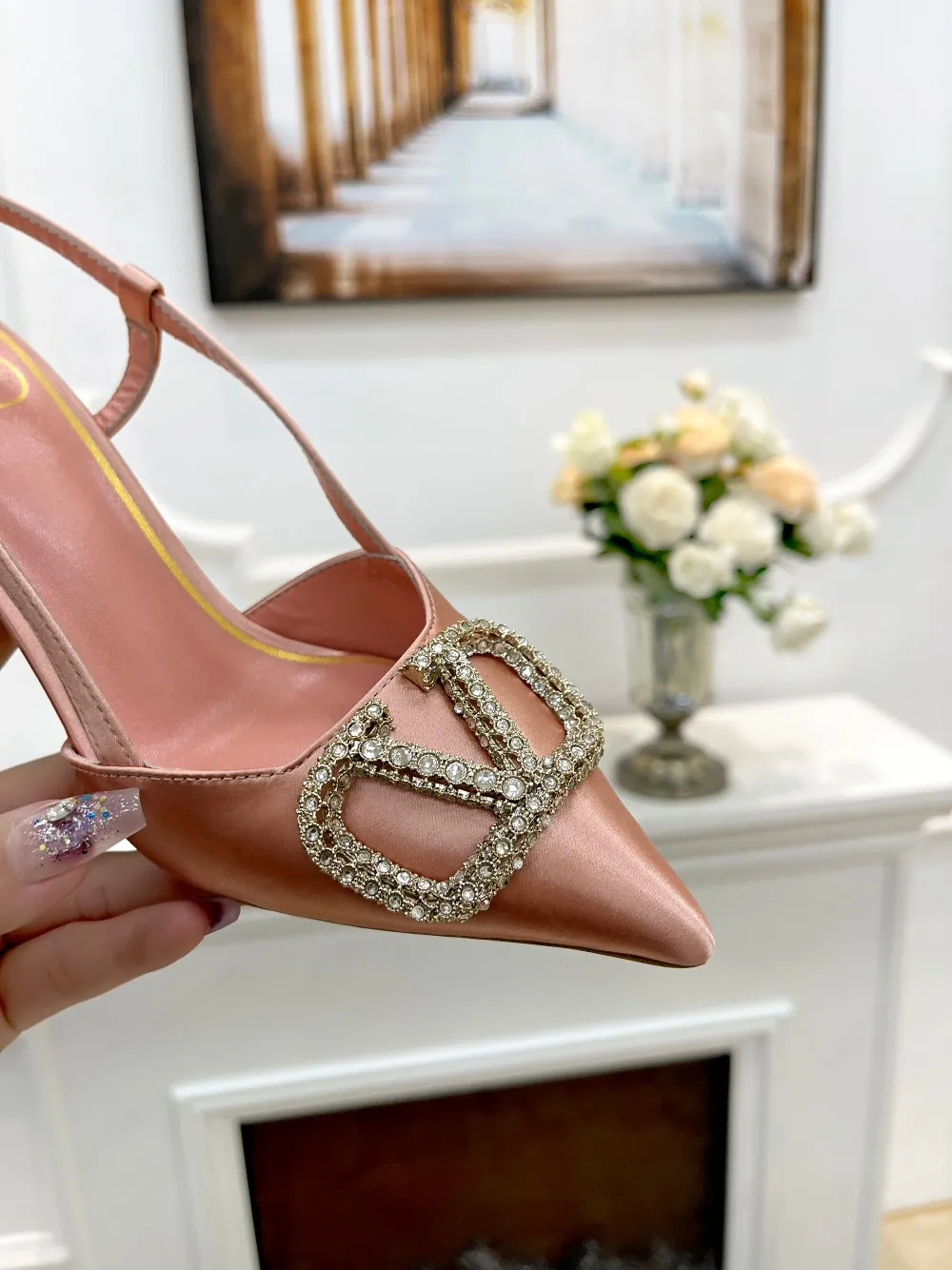 👟👟Ex-factory price 420👟👟 Genuine leather sole +40 Top version 𝑉𝐴𝐿𝐸𝑁𝑇𝐼𝑁𝑂 Valentino new spring and summer women's 8-color sandals [latest rhinestone buckle] bring out a full sense of luxury, and the new season will live up to expectations! Worth buying ★Absolutely high-grade❥Original method, Absolute sensibility❥Elegant style, No-frills walking artifact Code number: 35-41 (34-42 customized) Fabric: Imported silk Lining: Sheepskin lining Heel height: 4cm～7.5cm2⃣️A choice of leather outsole Rubber outsole